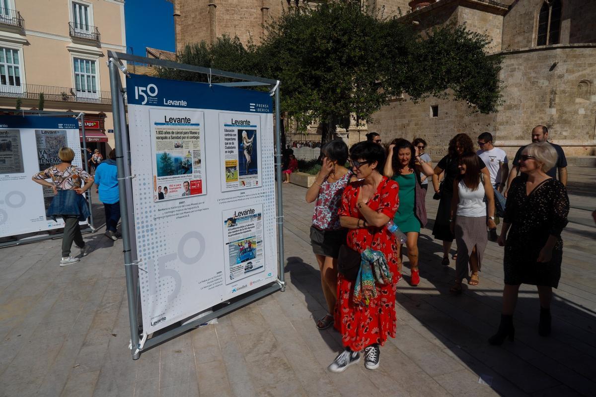 El público descubre la exposición de Levante-EMV en la plaza de la Reina de València El público descubre la exposición de Levante-EMV en la plaza de la Reina de València