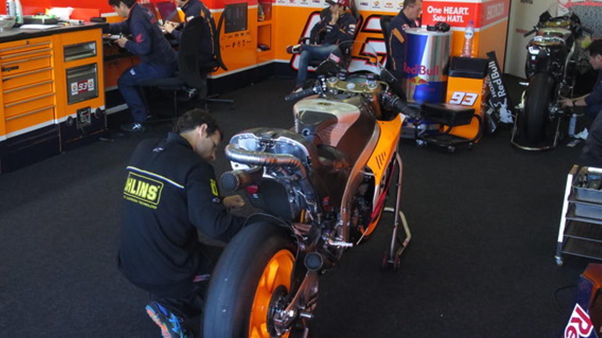 Márquez espera que se caliente la pista mientras su mecánicos preparan su Honda-2016