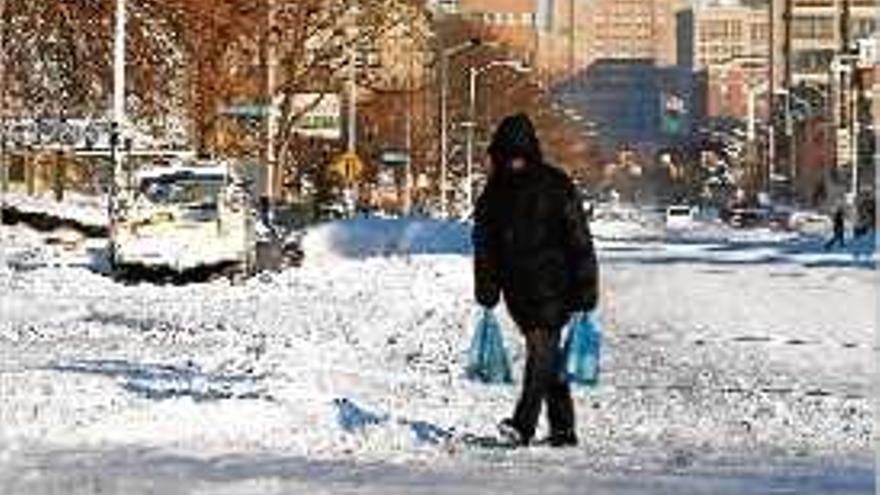 Els carrers de Detroit van romandre plens de neu.