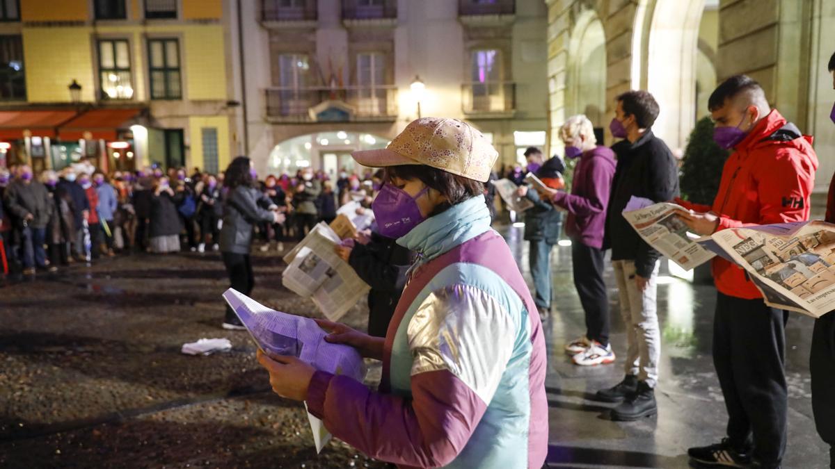 Centenares de personas asisten al acto institucional por el 25-N, en la Plaza Mayor de Gijón