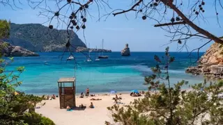 Otra playa de Ibiza cerrada por la presencia de aguas fecales