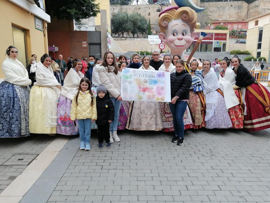 El &quot;no a la guerra&quot; de las Fallas de Dénia