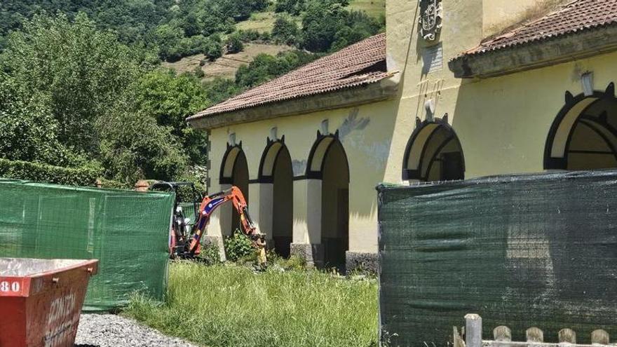Empiezan las obras de reforma en la escuela de Zurea (Lena), que estará lista para el inicio del próximo curso escolar