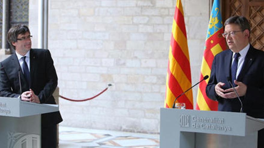 El presidente Ximo Puig, ayer junto a Puigdemont en el Palau de la Generalitat Catalana.