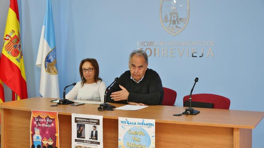 Presentación de los actos culturales con Domingo Pérez y Josefina Nieto