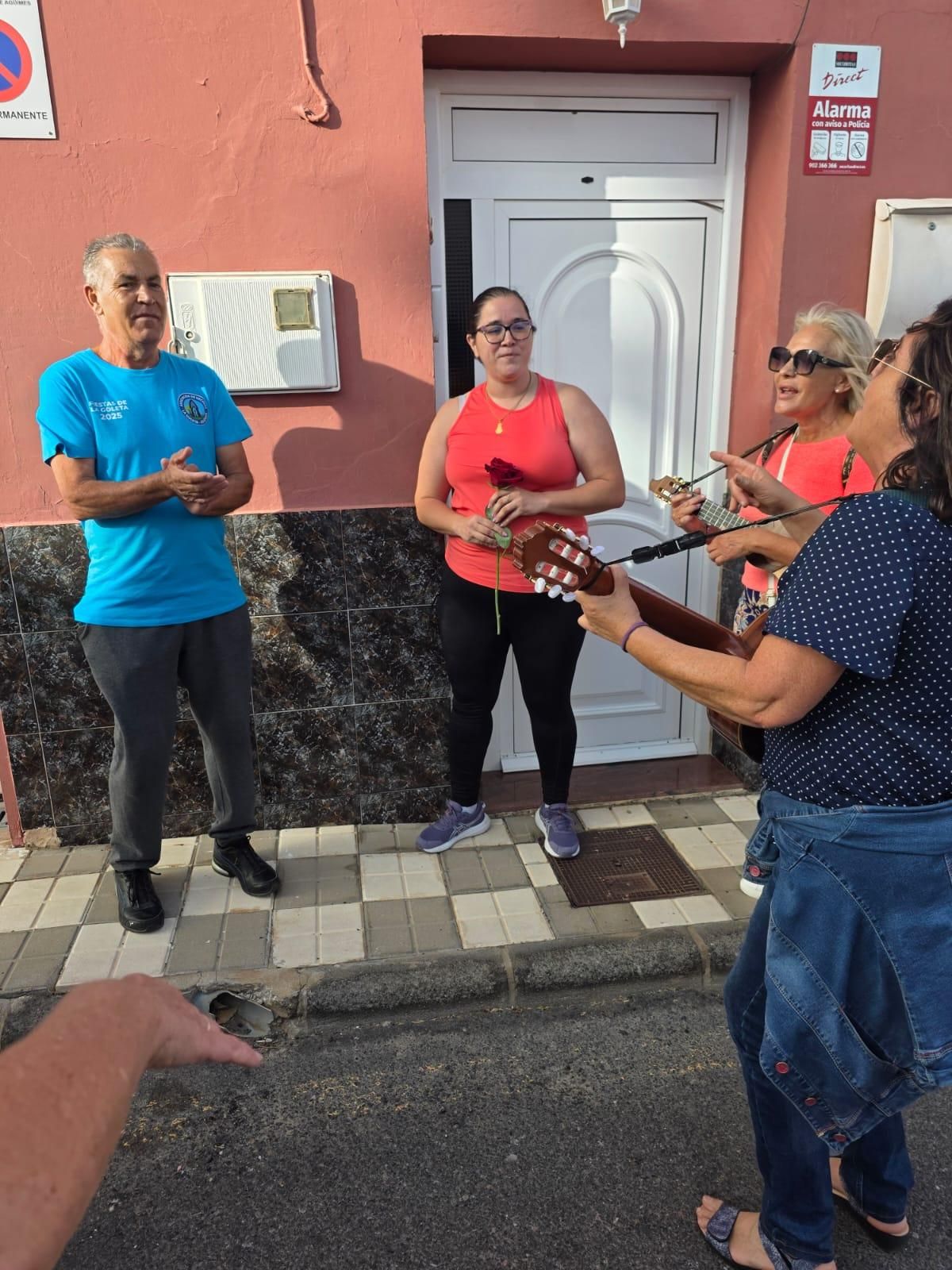 El carnicero más solidario  lleva alegría a mayores y enfermos