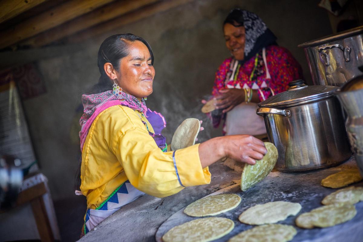 Unas mujeres rarámuri, cultura de la sierra