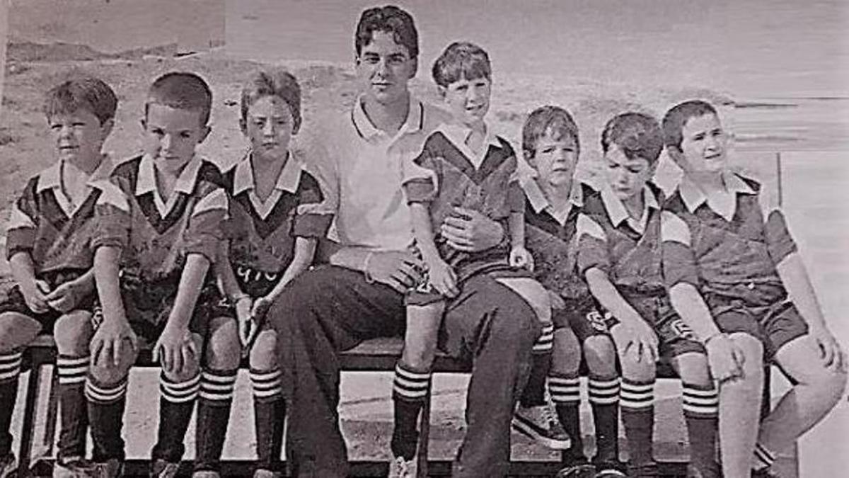 Un joven Míchel, con los niños de la Escuela de Fútbol Mar Abierto de Madrid