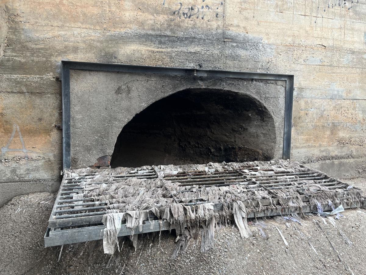 Salida de uno de los colectores de aguas pluviales donde son patentes las pruebas de un vertido de aguas residuales.