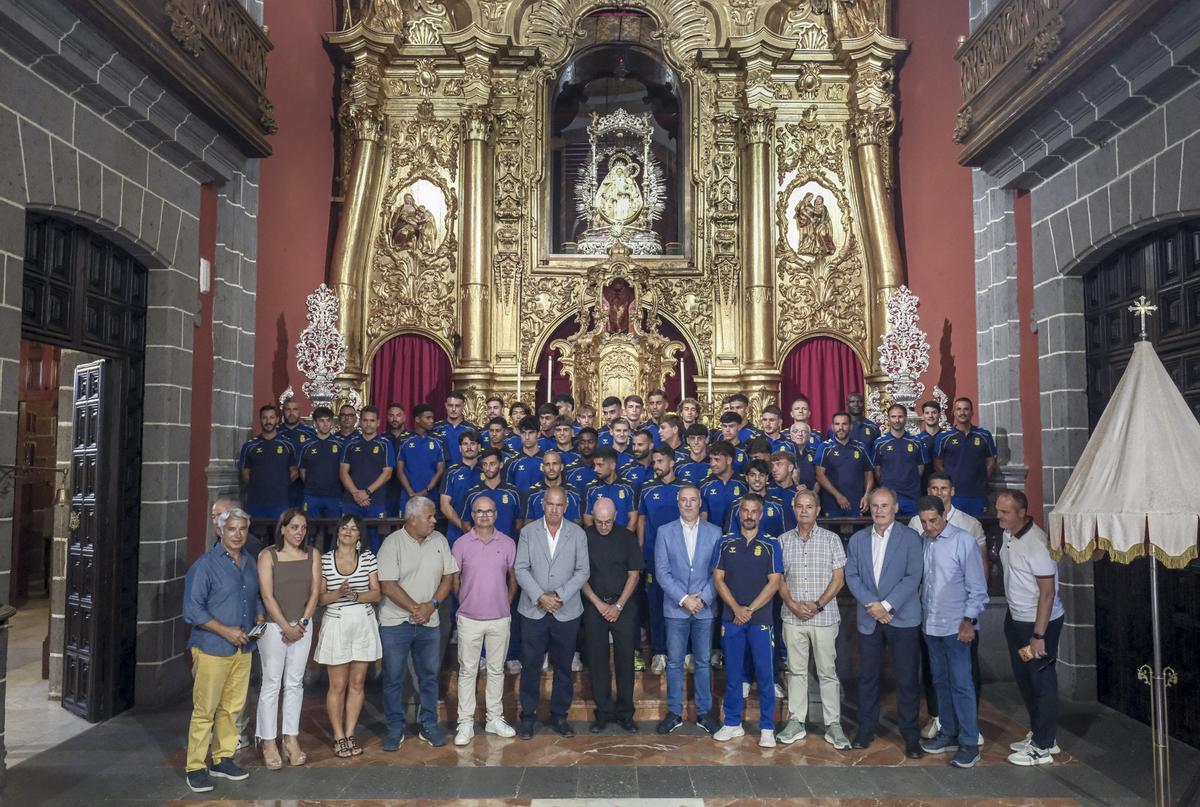 Ofrenda floral de la UD Las Palmas a la Virgen del Pino