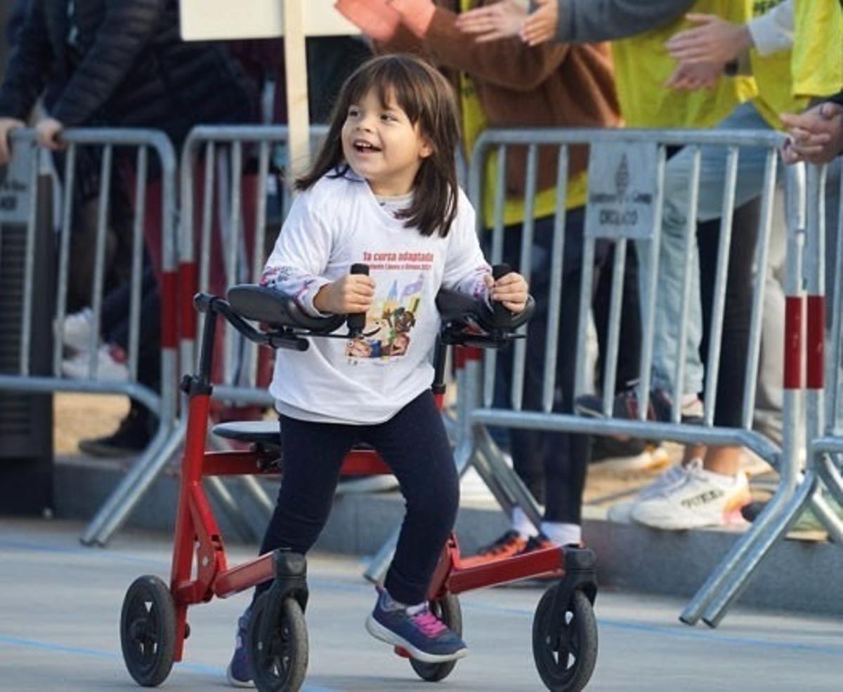Una gironina busca inversió per millorar la mobilitat de la seva filla de nou anys