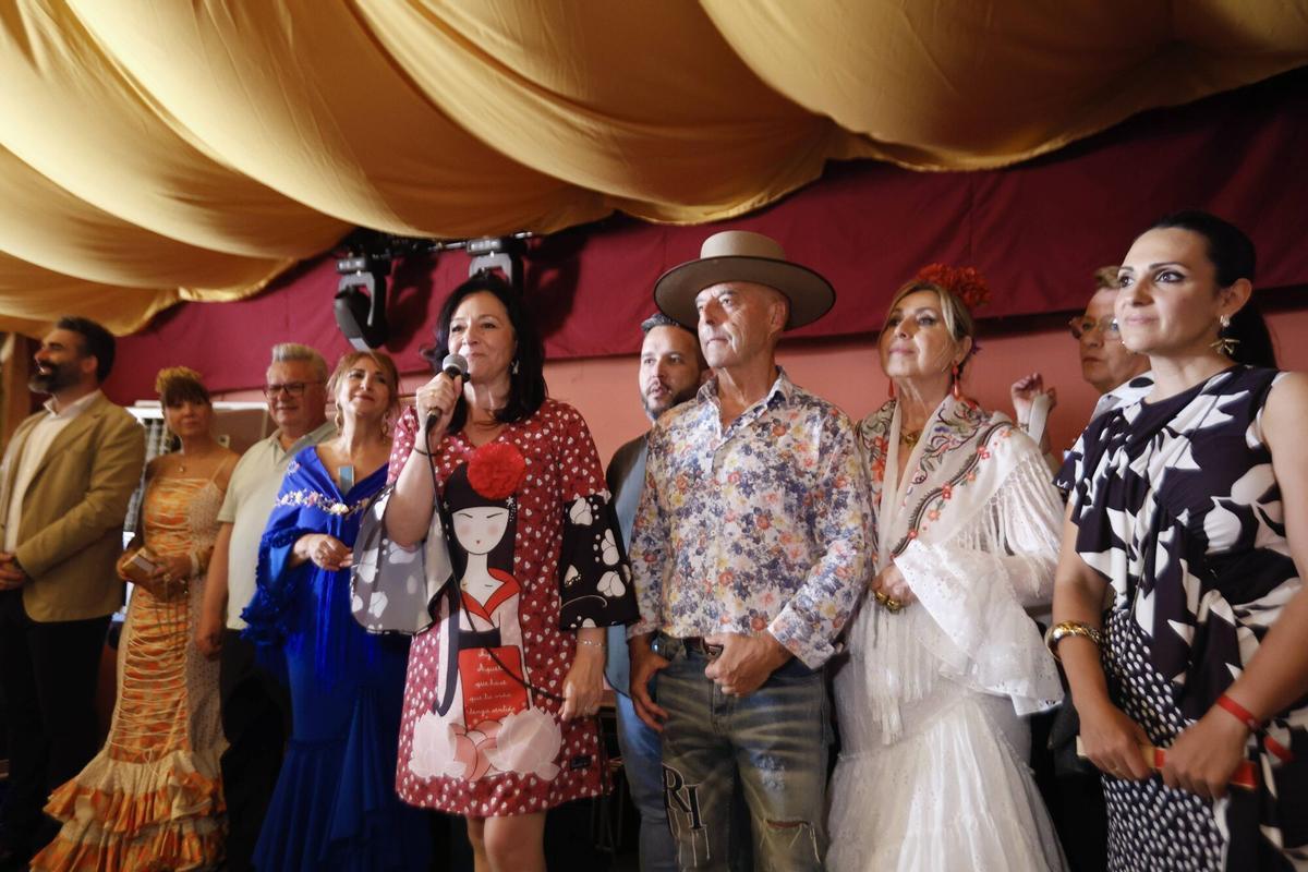Peñas y el PSOE brindan en un caluroso sábado de Feria