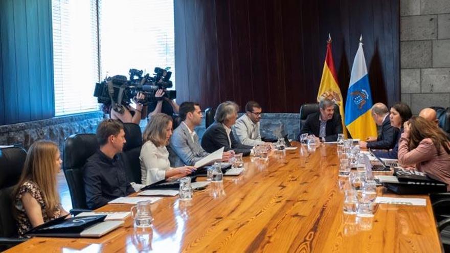 Un momento de la reunión del Comité de Personas Expertas para el Estudio del Cambio Climático con Fernando Clavijo.