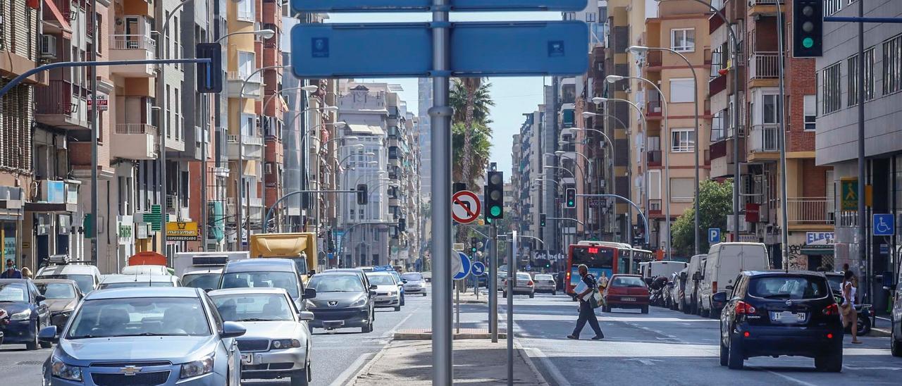 Varios coches circulan por la avenida Aguilera, en una imagen de archivo.