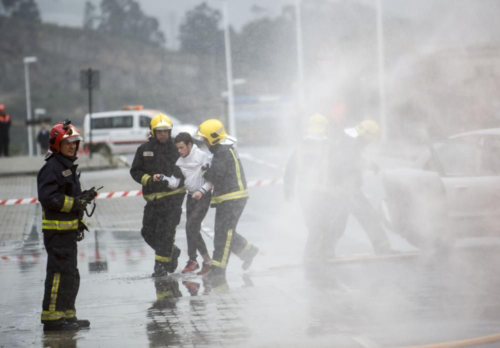 Bomberos y personal de los equipos de emergencias ensayan cómo intervenir en caso de accidente con mercancías peligrosas