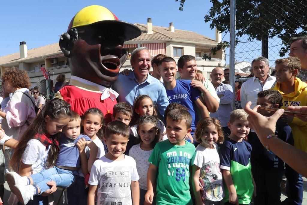 Los cabezudos recorren las calles de Garrapinillos