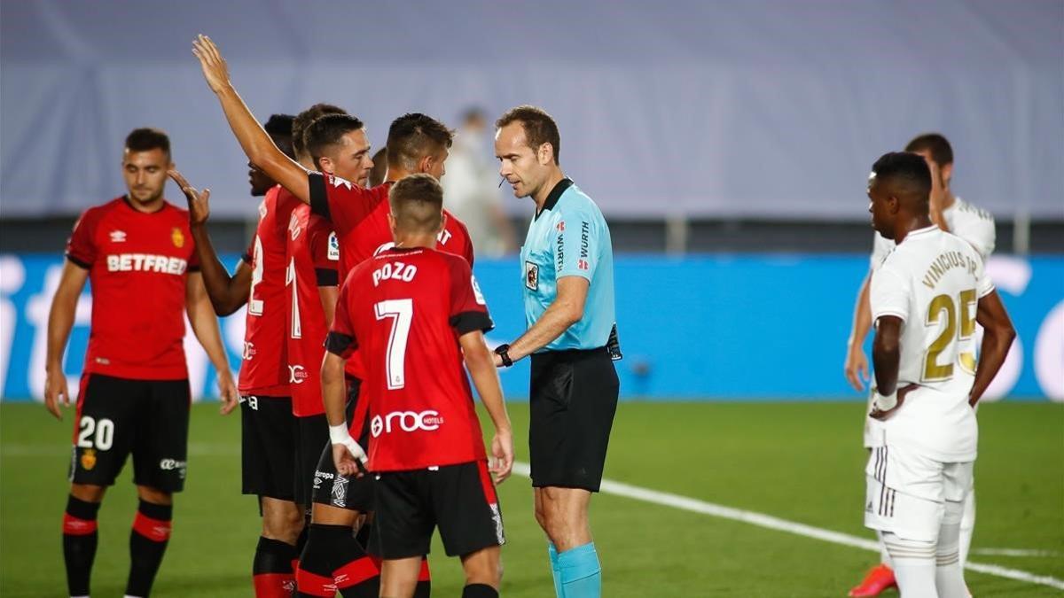 Los jugadores del Mallorca protestan a Melero López por la falta no señalada de Carvajal antes del gol de Vinícius.