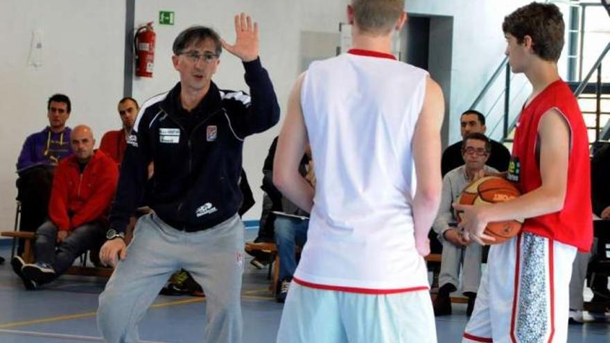 Moncho Fernández, técnico del Obradoiro, fue uno de los ponentes en la pasada edición. // Iñaki Abella