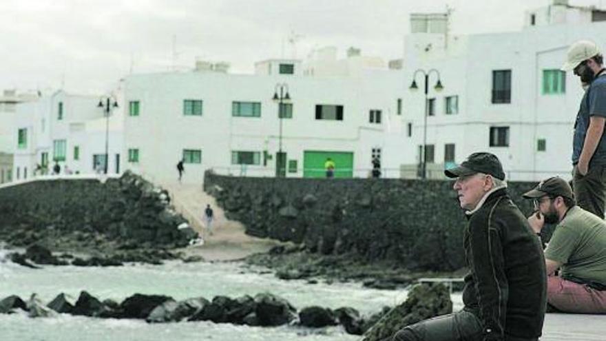 Herzog junto a los pescadores en Punta Mujeres.