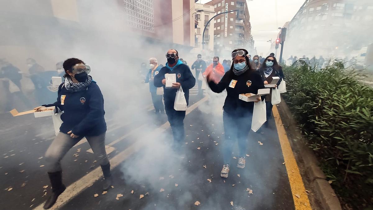 Es muy importante que los niños siempre estén supervisados por un adulto y se utilicen los explosivos en una zona abierta