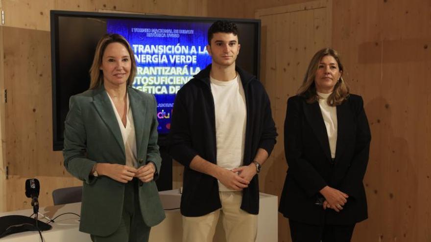 Marta Fernández-Tapias, Santiago Janeiro y Natalia Caparrini, ayer, en Redeiras . |   // R. GROBAS