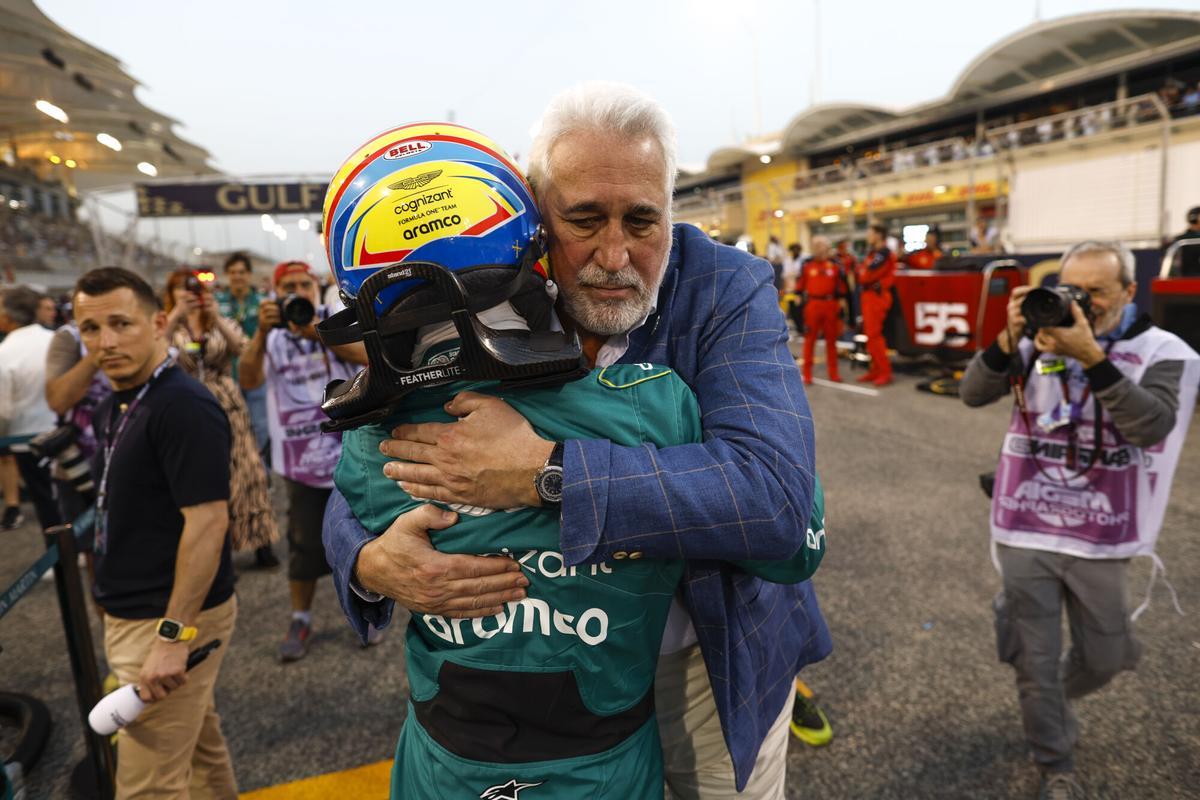 Lawrence Stroll, propietario de Aston Martin, abrazando a Fernando Alonso