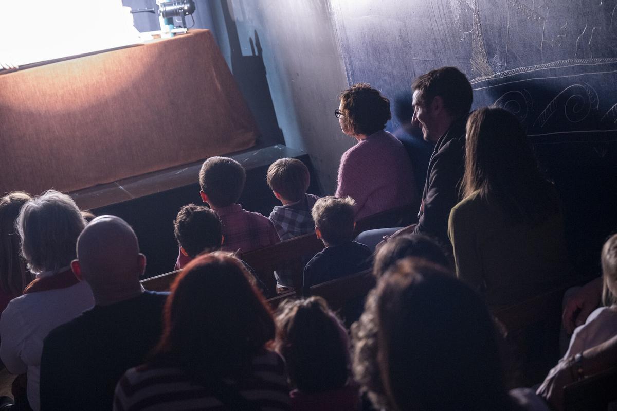 Barcelona. 21.03.2026.  Cultura.   Sala de teatro La Puntual en el Born donde representan la obra de marionetas ‘El patito feo’, para público infantil, dentro de la programación ‘Cap butaca buida’. Fotografía de Jordi Cotrina