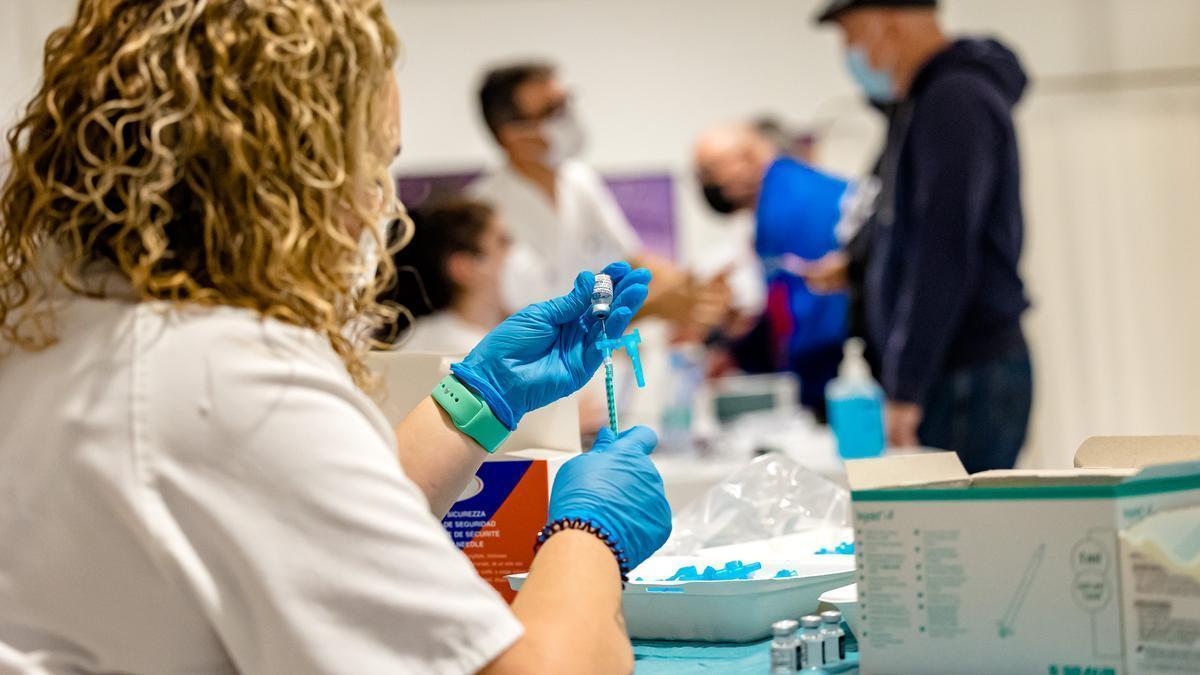 Pacientes vacunándose durante la pasada campaña, también doble de covid y gripe