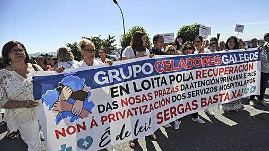 El Grupo de Celadores Galegos y el colectivo Enfermeiras Eventuais en Loita, ayer, en el Chuac.