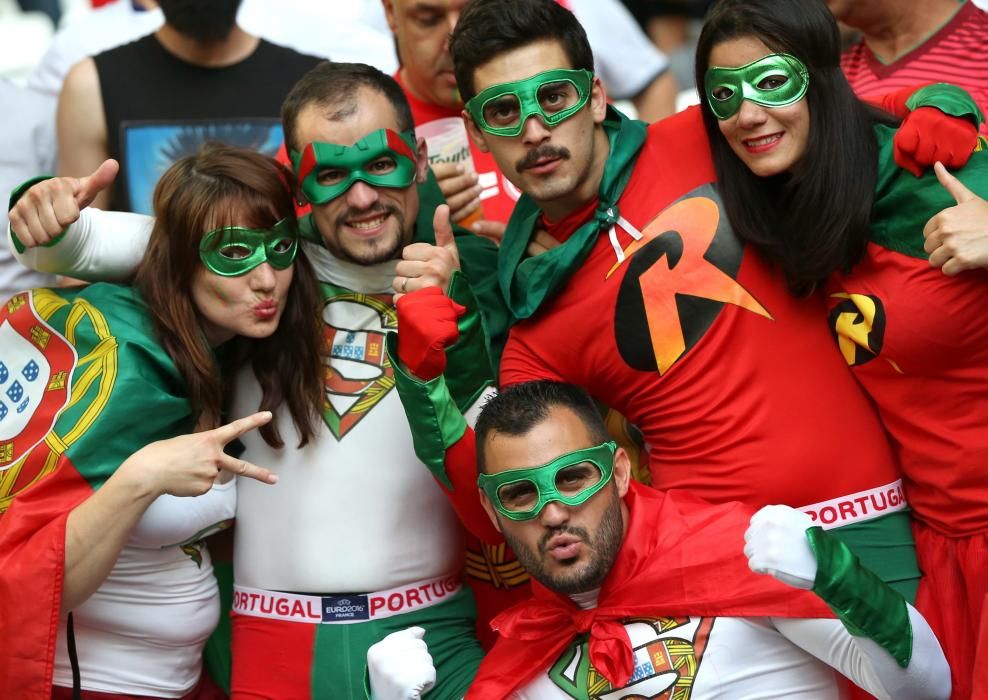 Las hinchadas de ambas selecciones han teñido de color las calles y el estadio de Marsella.