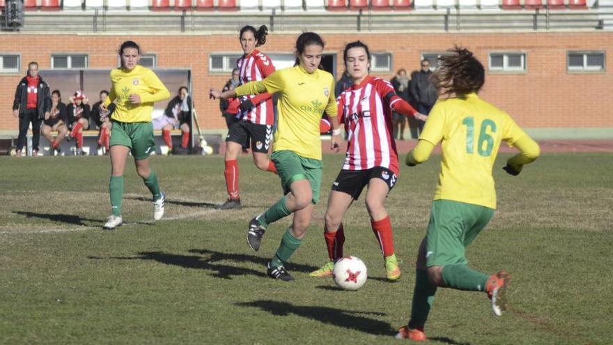 La jugadora del Amigos del Duero pelea con una contraria por controlar el balón