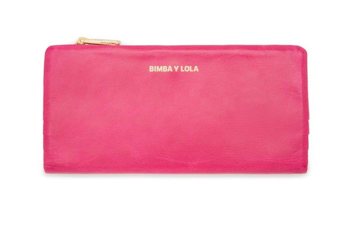 Billetera de piel fucsia. (Precio: 69 euros)