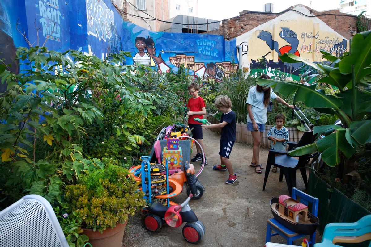 Espai Nur, pequeño jardin en el cruce de Calàbria con Consell de Cent, gestionado por los vecinos