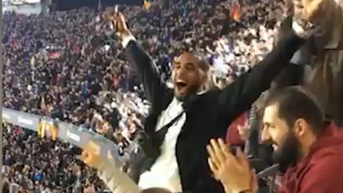 Los jugadores del Barça de Basket celebraron los goles del Barça en el Camp Nou