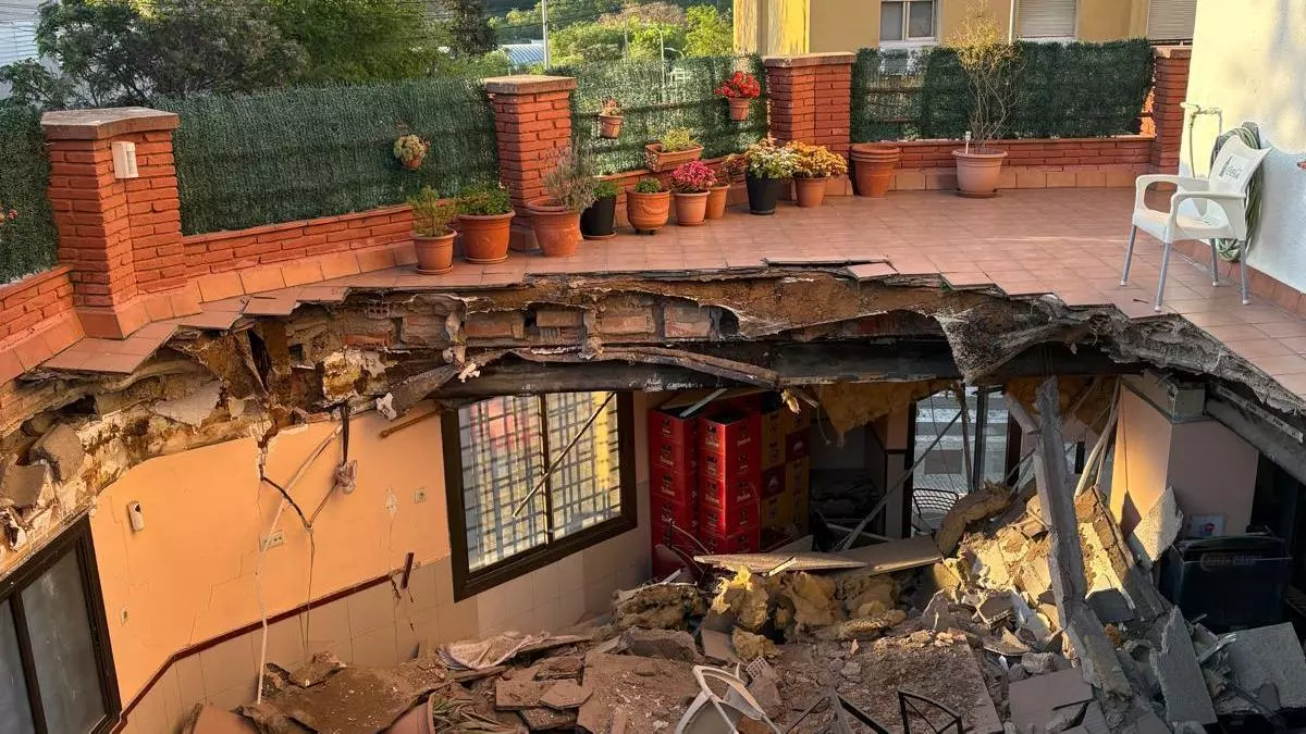 Una terraza se derrumba en el interior de un bar en Santa Coloma de Gramenet