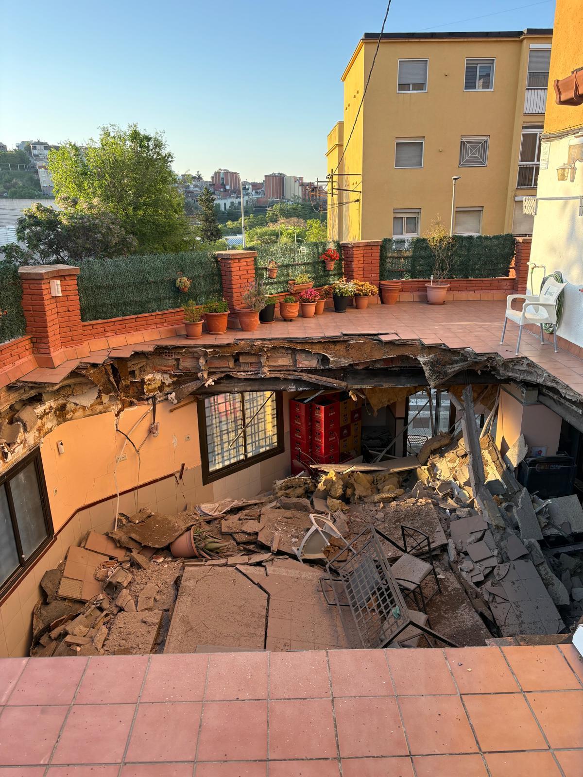 Una terrassa s’ha esfondrat aquest dimarts al matí i ha caigut a l’interior d’un bar a Santa Coloma de Gramenet