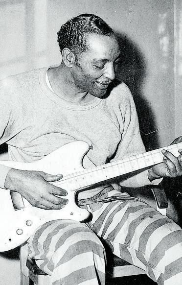 El bluesman Bama Stewart, en la prisión estatal de Parchman, en 1959.