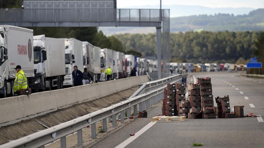 Els transportistes denuncien els pagesos per coaccions i amenaces en els talls de carretera