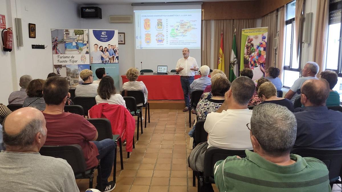 Reunión celebrada en Fuente Tójar para informar sobre la cooperativa energética.