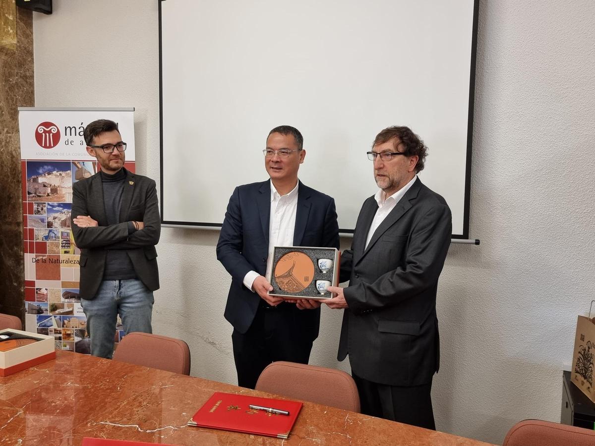Regalo de la delegación china a la alicantina.