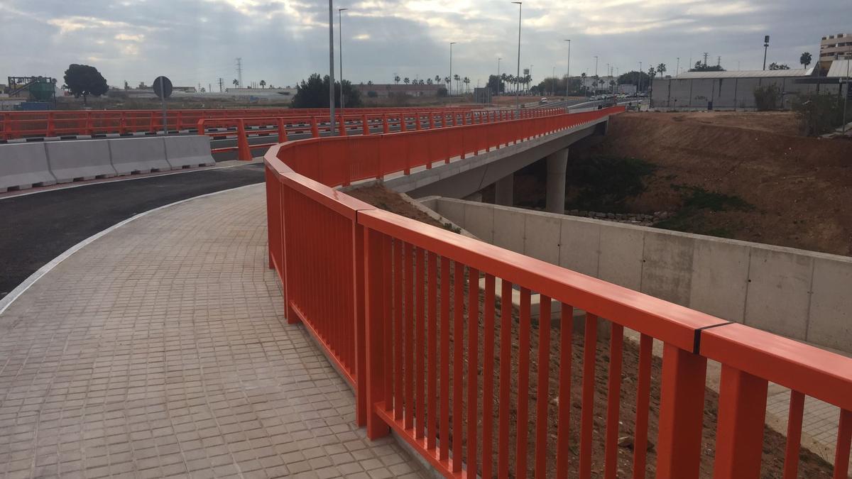 Acceso al puente desde la rotonda de la CV-33.