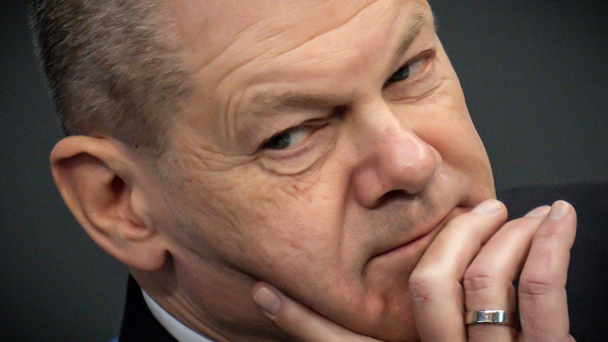 Archivo - 14 December 2022, Berlin: German Chancellor Olaf Scholz follows the debate in a Bundestag session after his government statement on the EU Council and the EU/Asean Summit. Photo: Michael Kappeler/dpa