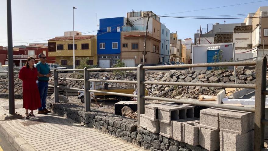 La adjudicataria culmina el tablero del puente que sortea el barranco de Los Aromeros