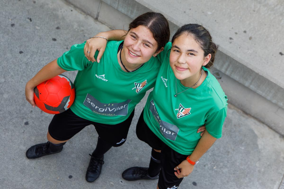 Las jóvenes Isabel y Judit, este mes de septiembre en el campo de futbol de Sant Celoni.