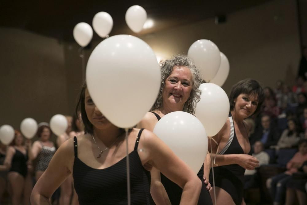 Desfile en el Auditorio de mujeres afectadas por cáncer de mama