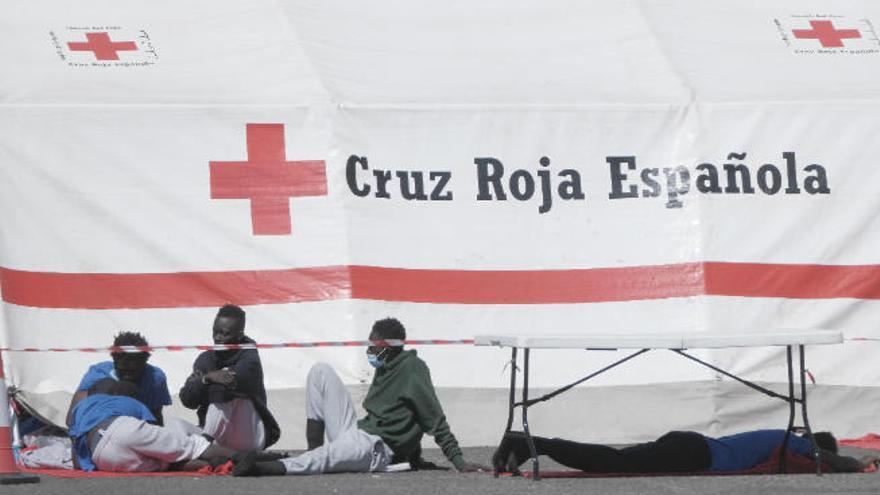 Inmigrantes en el muelle de Arguineguín, en Gran Canaria.