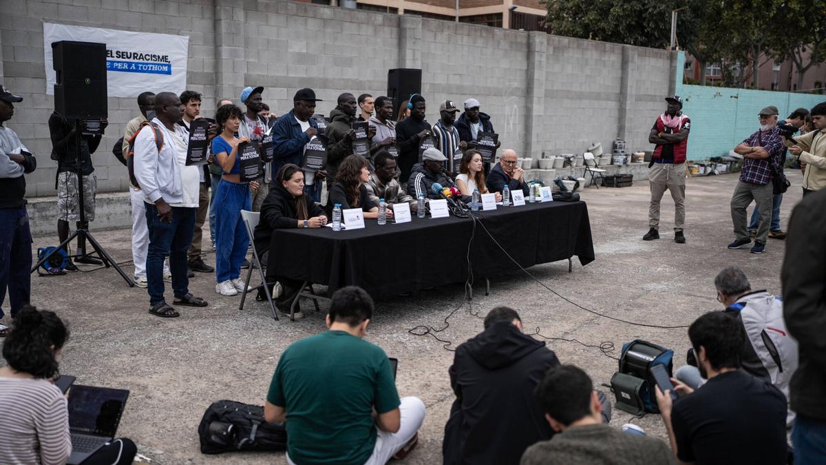 Rueda de prensa de las personas que malviven en el antiguo instituto B9 de Badalona, en el mes de octubre