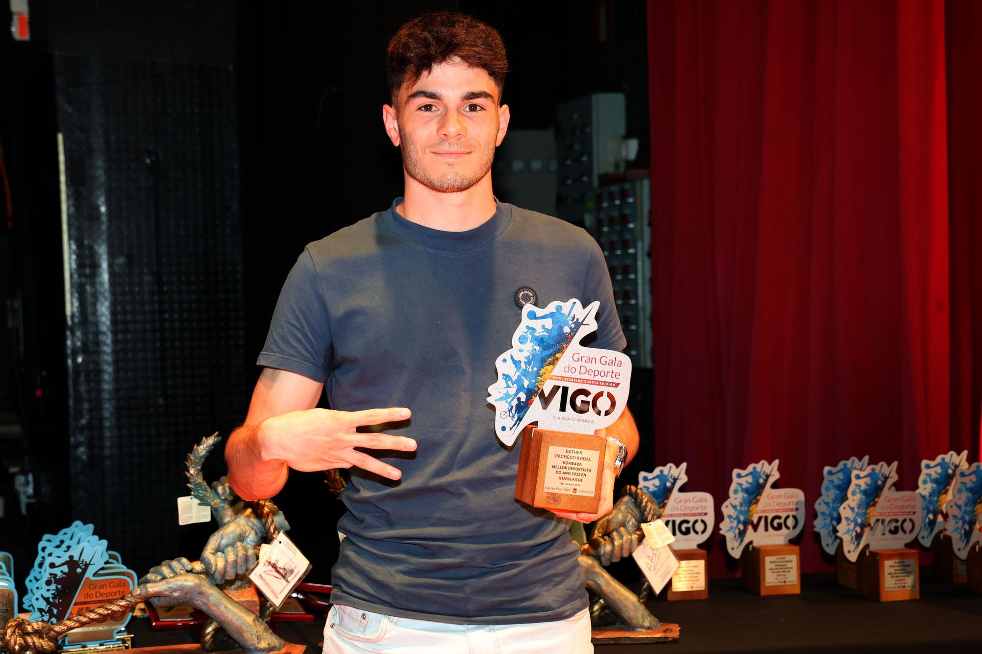 Alejandro, hermano de Esther Pacheco, con su premio