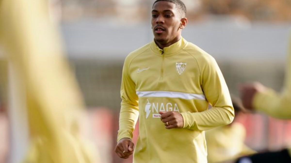 Martial, en su primer entrenamiento con el Sevilla