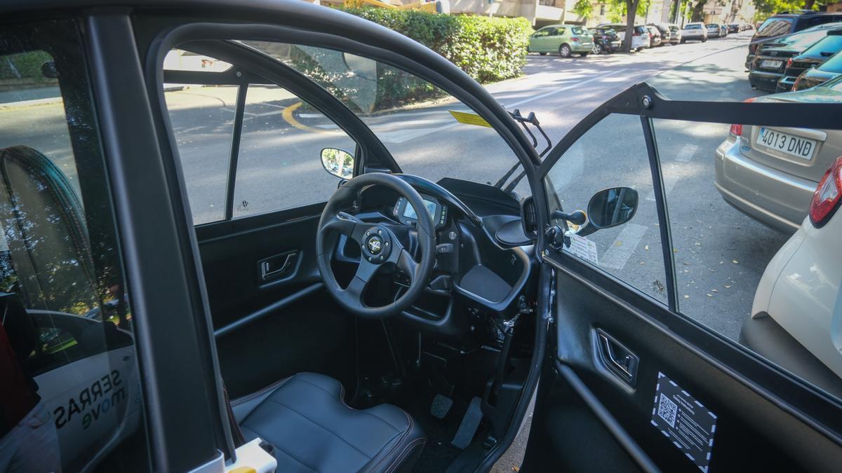 Interior del triciclo de la marca Carver.